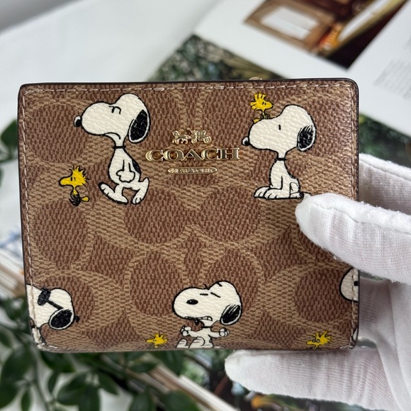 SOLD๐ Coach X Peanuts Snap Wallet In Signature Canvas With Snoopy Print CBN32 - Picture 3 of 15